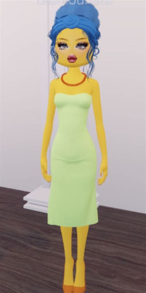 Recreating Marge's outfit in Dress To Impress! .